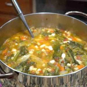 italian grandma makes minestrone soup Uyg2JarrIy8