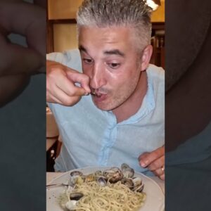 how to eat spaghetti alle vongole like an italian f09f988b fC5c491u8jQ