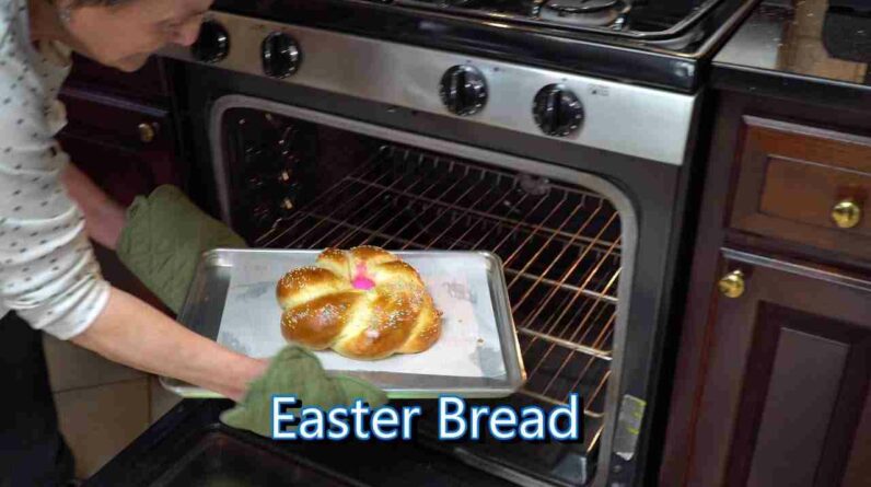 italian grandma makes easter bread V5LTX 7Yp1s