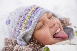 child tasting snow rK1WMNHABi thumb