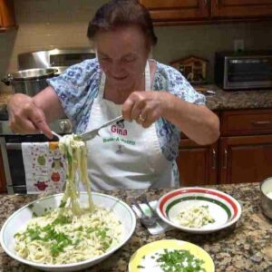 italian grandma makes fettuccine alfredo B5hNWAyvzys