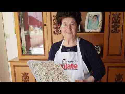 nonna is making gnocchi di patate 3j4TM