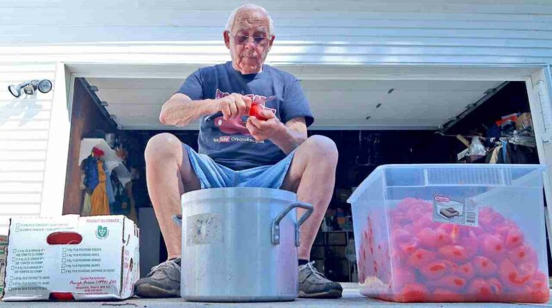 traditional homemade tomato sauce made by pasquale sciarappa mfANZyY2fDU 1