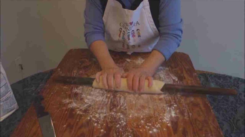 italian grandma makes homemade ravioli n68W0bVolmU