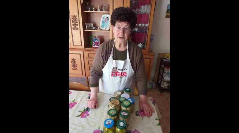 italian nonna makes pickled artichokes hearts g0bhR0tB3w0